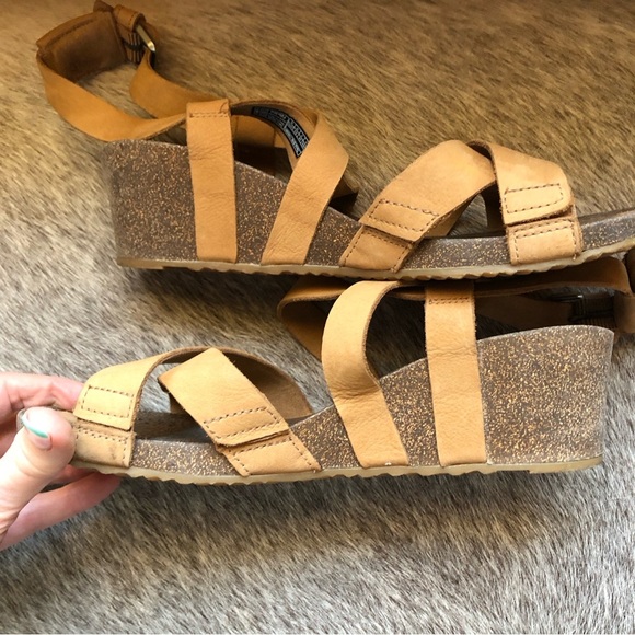 TEVA Mahonia strappy wedge cross strap sandal nubuck leather in camel color 8 - Picture 7 of 8